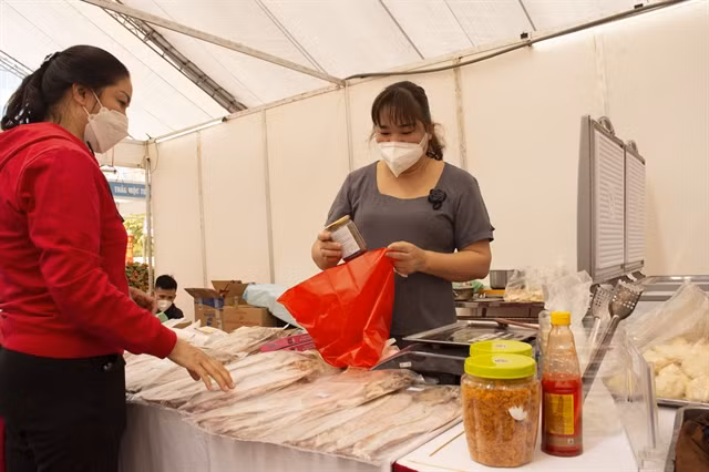 A seller packaging products. VNS Photo Ly Ly Cao