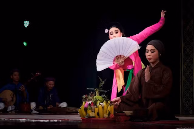 Thị Mầu (by Lệ Thu) and Thị Kính (by Hà Thảo) star in the chèo play Quan Âm Thị Kính (Goddess of Mercy) at the Việt Nam Chèo Theatre. Photo courtesy of the theatre