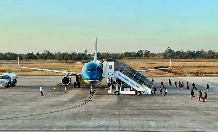 An aircraft of Vietnam Airlines at Buôn Ma Thuột Airport in Đắk Lắk Province.— VNS Photo Thanh Hải