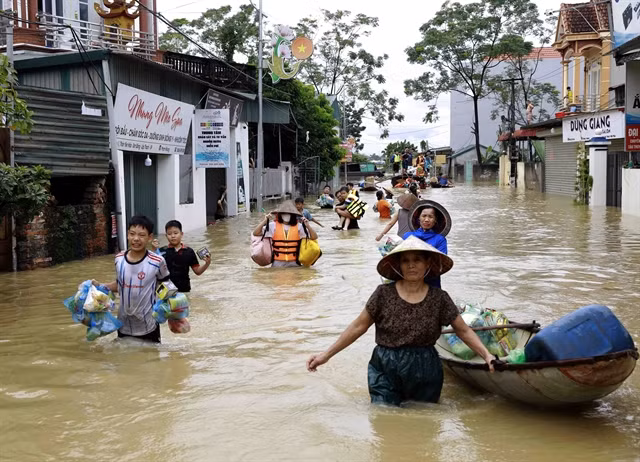 People in the flood-stricken Sơn Đông Commune of Vĩnh Phúc Province receives aid from local organisations. — VNA/VNS Photo Hoàng Hùng