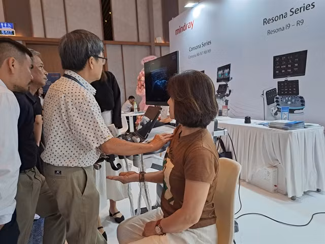 A doctor tests medical imaging equipment at an exhibition on AI in healthcare in Đà Nẵng City. VNS Photo Công Thành
