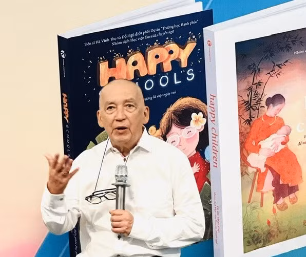 Dr. Hà Vĩnh Thọ speaking at a seminar on happiness in Hà Nội on April 1.