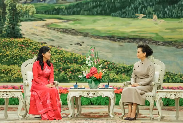 Ngô Phương Ly (left) and Professor Peng Liyuan, the spouses of the Party General Secretaries and Presidents of Việt Nam and China had talks over tea in Beijing on Monday. — Photo from the Ministry of Foreign Affairs