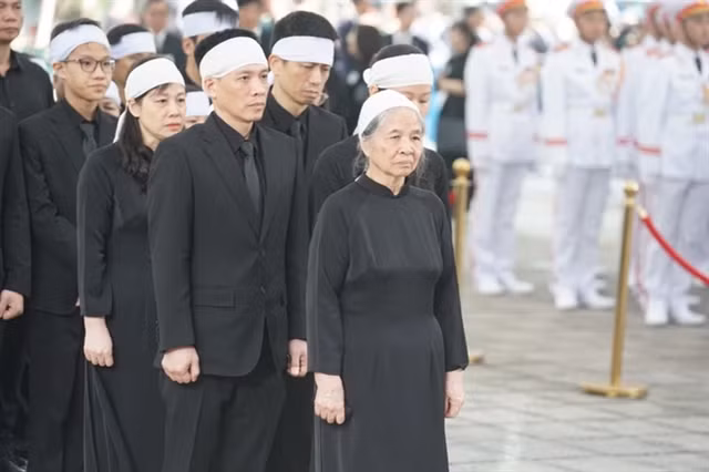Party General Secretary Nguyễn Phú Trọng's family at the funeral.