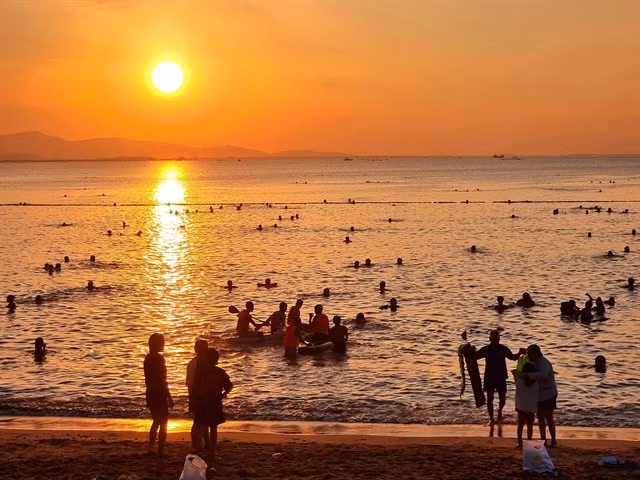 Tourists at Bình Sơn Beach in the coastal province of Ninh Thuận. — VNA/VNS Photo Nguyễn Thành