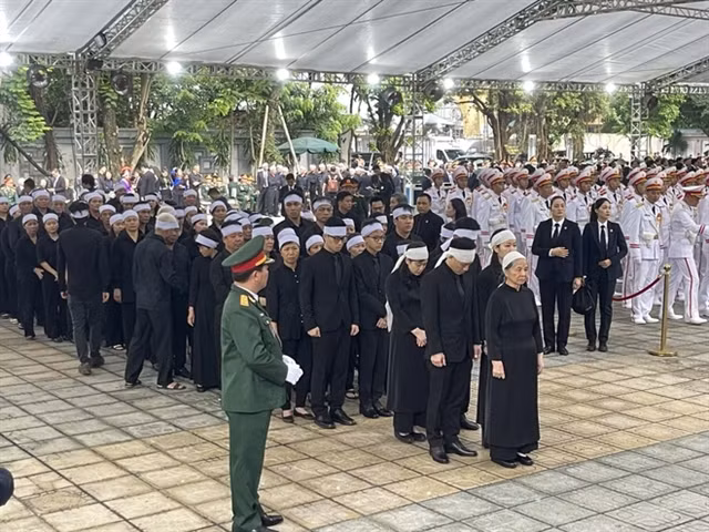 Party General Secretary Nguyễn Phú Trọng's family at the funeral.