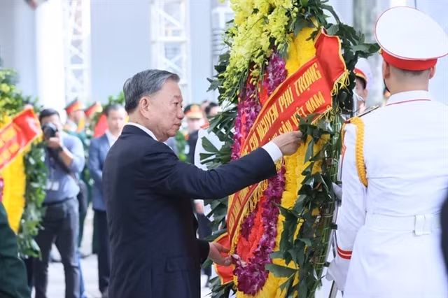 President Tô Lâm, Politburo Member and President, leads the Central Party Committee delegation to pay respects to General Secretary Nguyễn Phú Trọng. VNA/VNS Photos