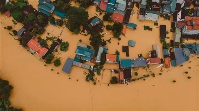 Rising water levels of the Bằng River in Cao Bằng City have submerged many homes. — VNA/VNS Photos