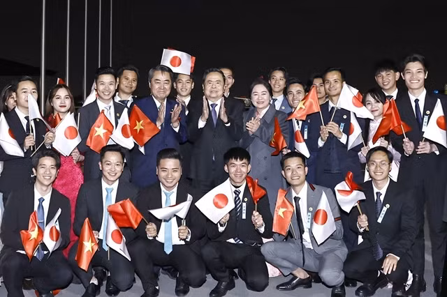 NA Chairman Trần Thanh Mẫn welcomed by Vietnamese community in Japan upon his arrival.