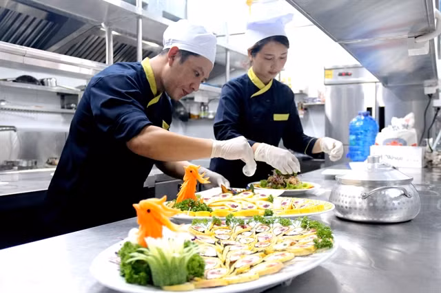 Training on food preparation and decoration for kitchen staff. VNA/VNS Photo Hồng Hiếu