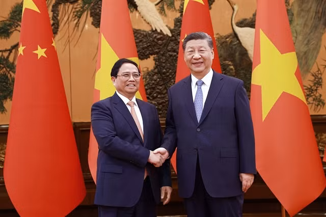 Prime Minister Phạm Minh Chính and Chinese President Xi Jinping in Beijing on Wednesday. — VNA/VNS Photos Dương Giang