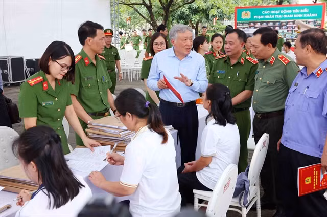 Permanent Deputy Prime Minister Nguyễn Hoà Bình checks the police's procedures of releasing pardoned inmates at Ninh Khánh prison in Ninh Bình Province on Tuesday. — VNA/VNS Photo Phạm Kiên