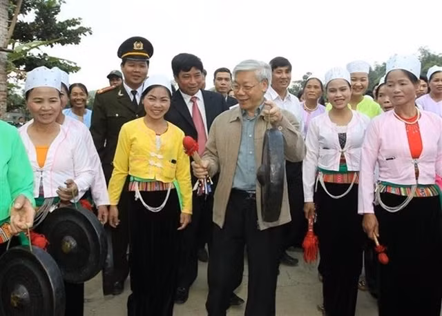General Secretary Nguyễn Phú Trọng plays gong with Mường ethnic people during the Great National Solidarity Festival in Bắc Sơn Commune, Kim Bôi District, Hòa Bình Province on November 13, 2011. — VNA/VNS Photo Trí Dũng