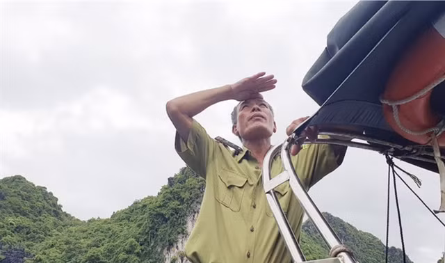 Lê Ngọc Nghị, head of Cát Dứa Ranger Station under Cát Bà National Park, in a patrol in Cát Bà National Park. Photo nguoiduatin.vn