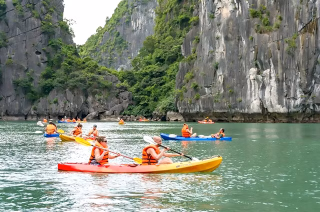 Tourists kayak in Lan Hạ Bay. Photo vinhlanha.com/