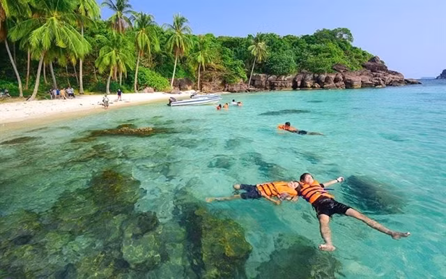 Tourists enjoy the clear water at the Hòn Mây Islet in Phú Quốc. Photo kiengiangtravel.vn