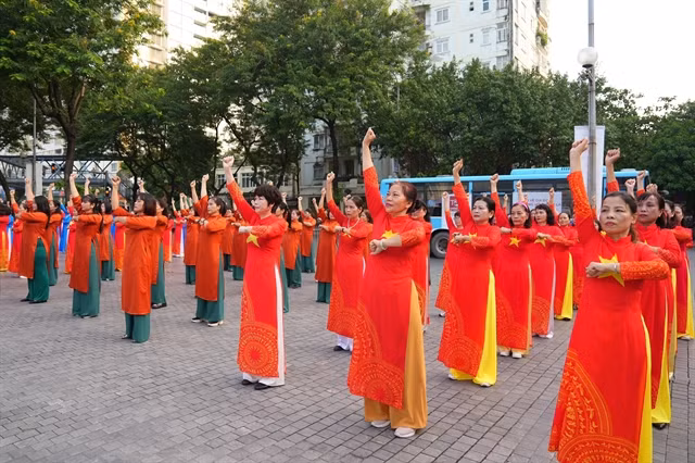 A performance in Hà Nội celebrating Vietnamese Women's Day on Sunday with over 70,000 women participating. — VNA/VNS Photos