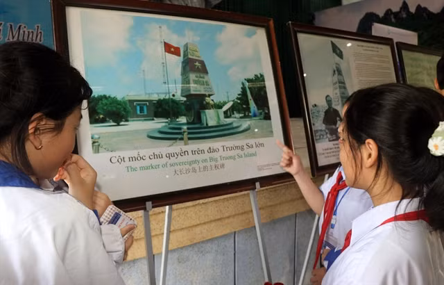 Students visit an exhibition on Hoàng Sa and Trường Sa held in Quảng Tri Province. — VNA/VNS Photo