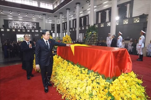 The National Assembly delegation, led by Politburo member and National Assembly Chairman Trần Thanh Mẫn, pays respects to General Secretary Nguyễn Phú Trọng.