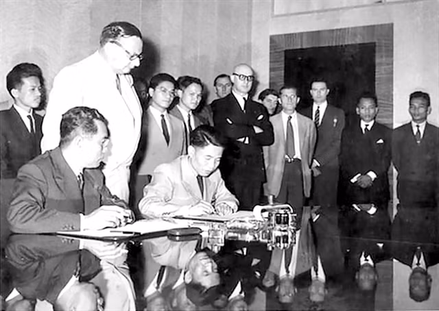 Deputy Minister of National Defence Tạ Quang Bửu (sitting, right), of the delegation of the Democratic Republic of Việt Nam, and French General Henri Delteil, Acting Commander-in-chief of the French Union forces in Indochina, sign the agreement on the cessation of hostilities in Việt Nam. — VNA/VNS File Photo