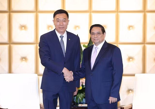 Vietnamese Prime Minister Phạm Minh Chính (right) and Chairman of the Dalian Locomotive and Rolling Stock Co. Ltd. (CRRC) Sun Rongkun had talks n Liaoning Province, China. — VNA/VNS Photo Dương Giang
