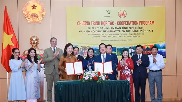 Cooperation signing ceremony between the People's Committee of Ninh Bình Province and the Việt Nam Film Development Association. Photo Anh Vũ/VFDA