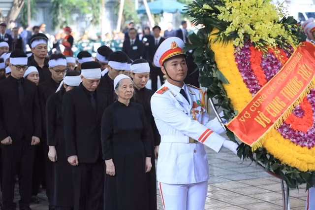 Party General Secretary Nguyễn Phú Trọng's family at the funeral.
