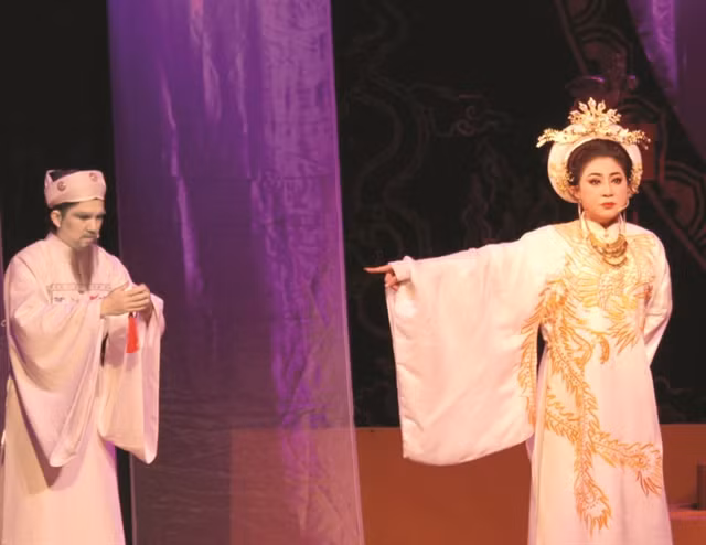 CẢI LƯƠNG ARTISTRY: Talented artists of the private Đại Việt Cải Lương Stage perform in the historical play called 'Đêm Trước Ngày Hoàng Đạo' (The Night Before Dawn). Photo courtesy of the producer.