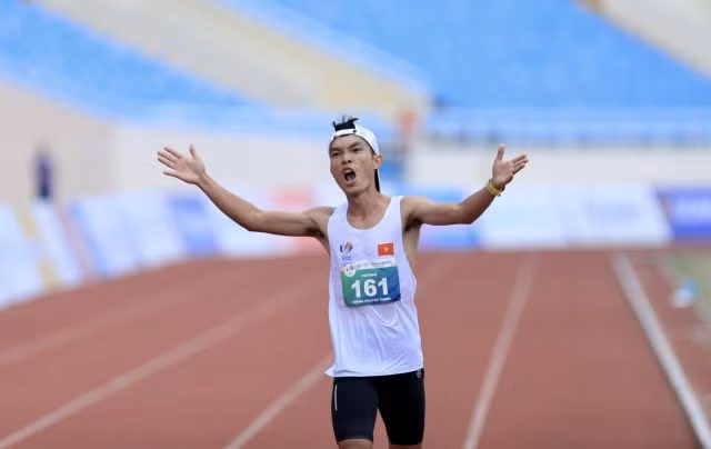 Hoàng Nguyên Thanh of Việt Nam celebrates as he crosses line in the men's marathon event.