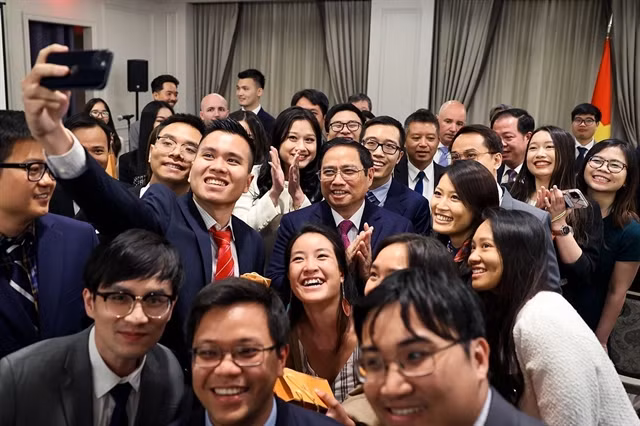 Prime Minister Phạm Minh Chính took a photo with Vietnamese students in New York, the US on May 15.