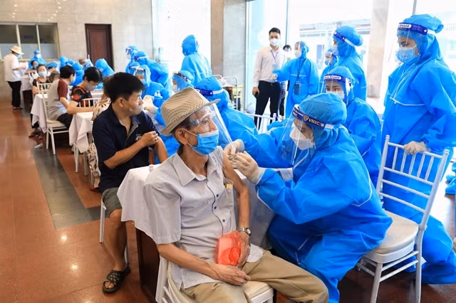 Medical workers administer COVID-19 vaccines to residents in Hoàn Kiếm District, Hà Nội. — VNA/VNS Photo Thành Đạt