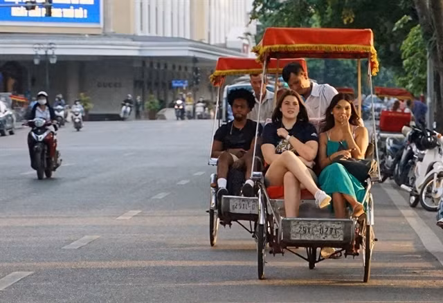 Foreign tourists on cyclo rides in the historic downtown district of Hoàn Kiếm, Hà Nội. — VNA/VNS Photo Khánh Hoà