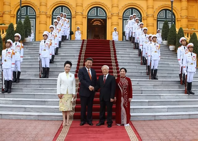 General Secretary of the Communist Party of Việt Nam (CPV) Central Committee Nguyễn Phú Trọng and General Secretary of the Communist Party of China (CPC) Central Committee and President of China Xi Jinping along with their spouses during the latter's visit to Việt Nam in 2015. — VNA/VNS Photo Trí Dũng