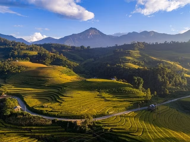 The picturesque terraced fields in the tourism hub township of Sa Pa in the northern mountain province of Lào Cai. Việt Nam with its well-preserved natural beauty is quickly becoming one of the most popular vacation destinations in Southeast Asia, according to Travel Off Path. VNA/VNS Photo Quốc Khánh