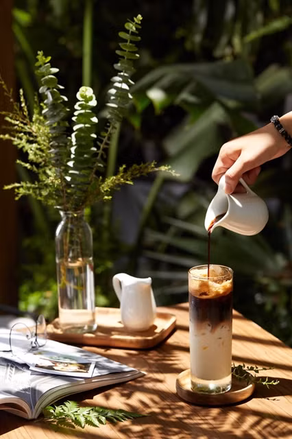 A tasty glass of iced milk coffee attracts locals and foreigners alike. Photo toplist.vn