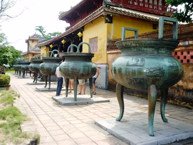 Việt Nam's scenery is carved on the Nine Dynastic Urns. — VNA/VNS Photo Đỗ Trưởng