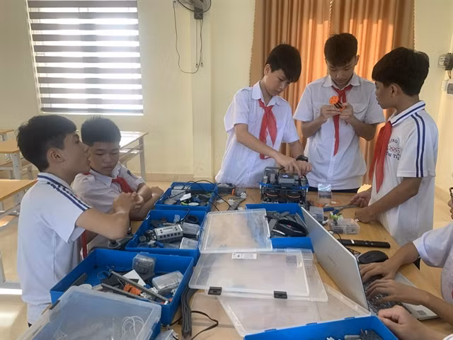Students assemble a robot in Tân Tiến Secondary School in Hải Phòng City. — Photo courtesy of Tân Tiến Secondary School