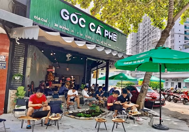 Locals enjoy iced coffee at a corner in HCM City, which is said to be the birthplace of the drink. Photo C2doanlaptlhp.edu.vn
