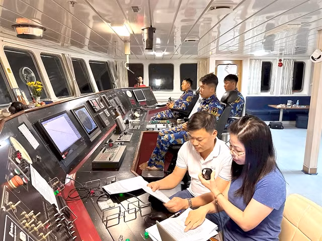 A radio broadcast takes place on Ship 571.