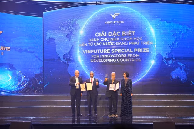 Indian American Prof. Gurdev Singh Khush and Vietnamese Prof. Võ Tòng Xuân receive the 2023 VinFuture Special Prize for Innovators from Developing Countries for their significant contributions to the invention and advancement of disease-resistant rice varieties, ensuring global food security. — Photo courtesy of the organiser