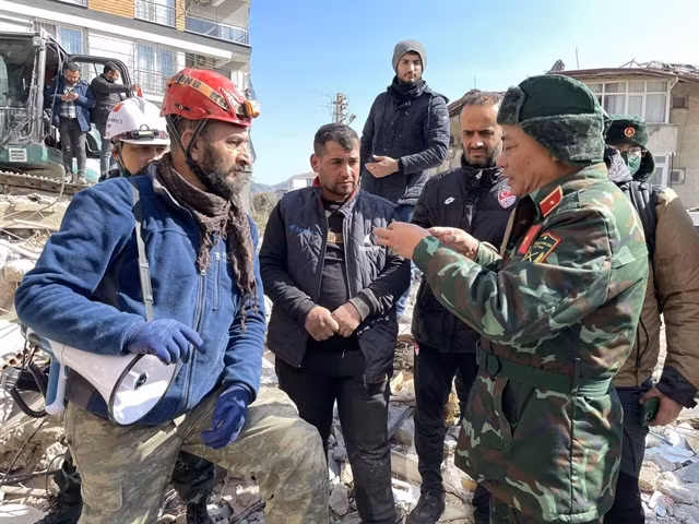 Major general Phạm Văn Tỵ discusses with international officers about the search and rescue work in Hatay Province, Turkey. — VNA/VNS Photo Văn Hiếu