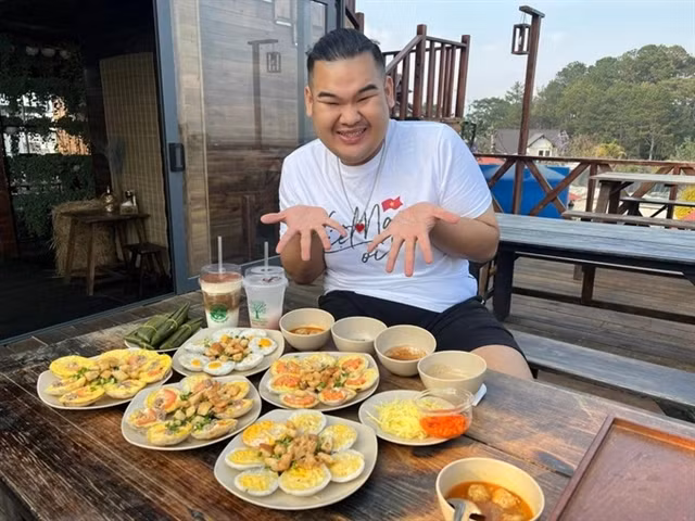 Thai TikToker Turkdyk introduces Vietnamese food in his new videos. — Photo courtesy of Turkdyk
