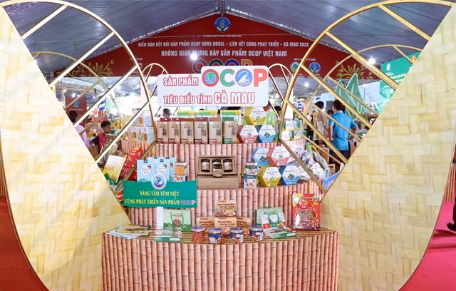 Cà Mau Province’s OCOP products are promoted at the Cà Mau Shrimp Festival. — VNA/VNS Photo