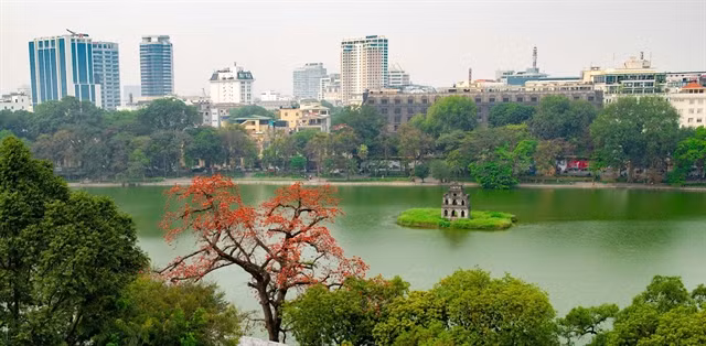 A view of Hoàn Kiếm (Sword) Lake, an iconic landmark of Hà Nội. VNA/VNS Photo Thanh Tùng