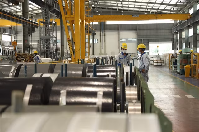 Workers at a Japan-invested steel producer in the Vietnam Singapore Industrial Park in Hải Phòng City. VNA/VNS Photo