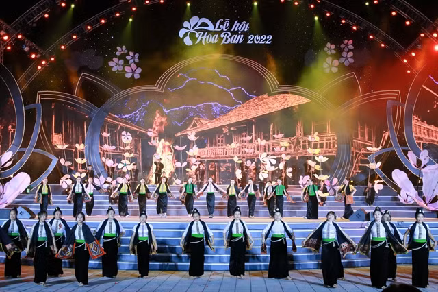 Dancers on stage in the Ban flower (Bauhinia variegat) festival in Điên Biên Phủ city. The photo is on display in Đà Nẵng. Photo courtesy of the Điện Biên Provincial Department of Culture, Sports and Tourism