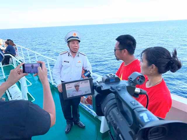 The reporters interviewed Rear Admiral Phạm Văn Hùng, Deputy Chief of Staff of the Navy, on Ship 571.