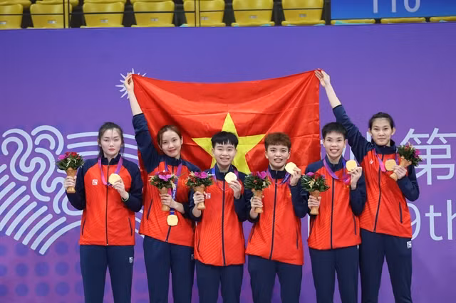 The Vietnamese team on the top podium after winning gold in the women's quadrant event at the 19th Asian Games in Hangzhou, China, on October 4. — VNA/VNS Photo
