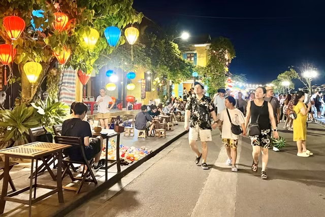 Foreign tourists exploring the iconic Hội An Old Quarter in the central province of Quảng Nam. — VNS Photo Bồ Xuân Hiệp