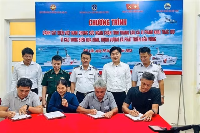 Residents in Hòa Hiệp Ward, Đắk Lắk Province, sign a joint commitment to prevent local fishing vessels from engaging in IUU fishing activities. — Photo daibieunhandan.vn